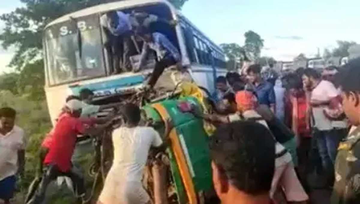 पश्चिम बंगाल में बड़ा हादसा, ऑटो और बस की टक्कर, 9 लोगों की मौत पश्चिम बंगाल में बड़ा हादसा, ऑटो और बस की टक्कर, 9 लोगों की मौत